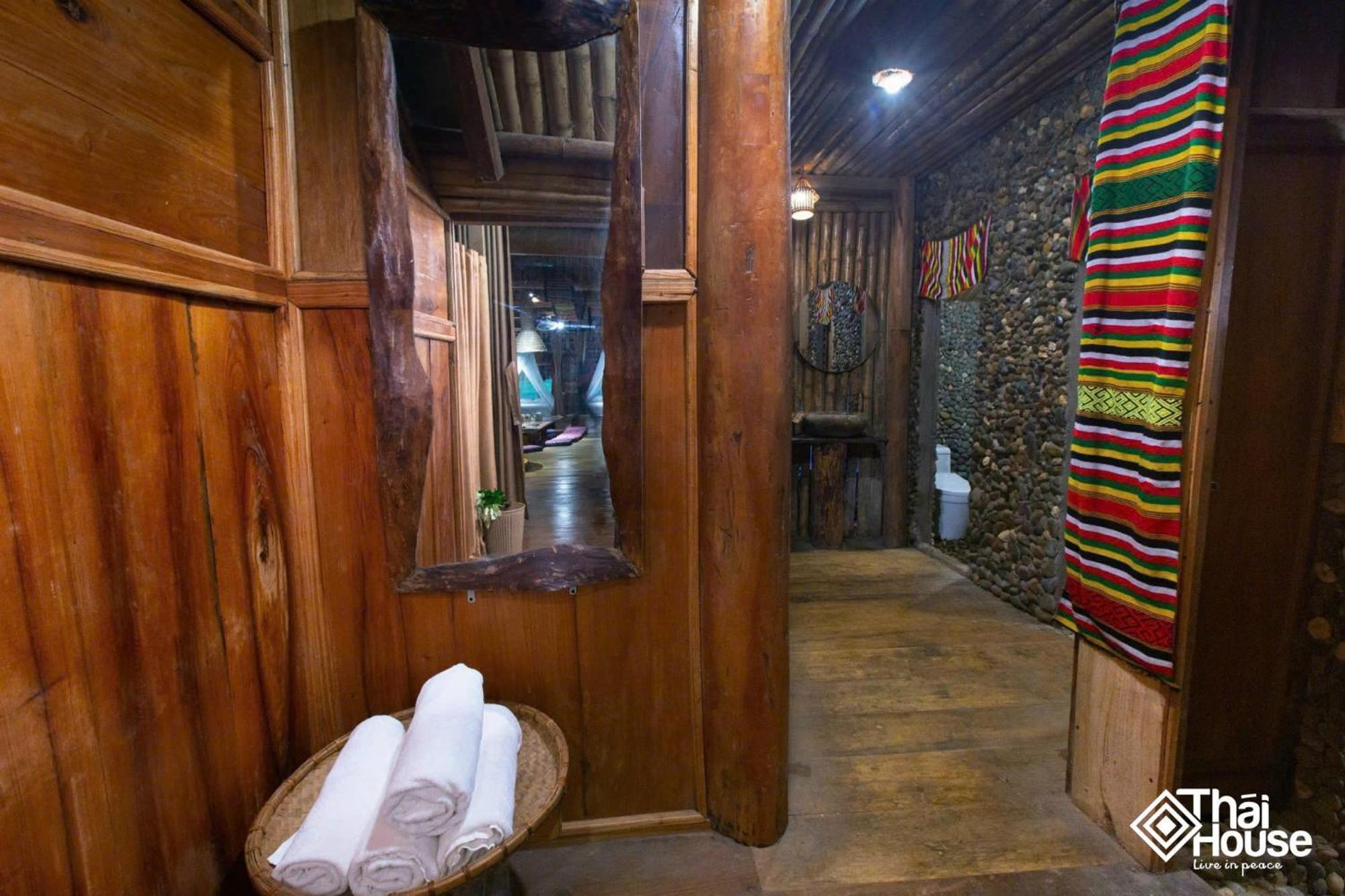 Thai House Pu Luong - Century Old Stilt House With Terrace Views Huong Ba Thuoc エクステリア 写真