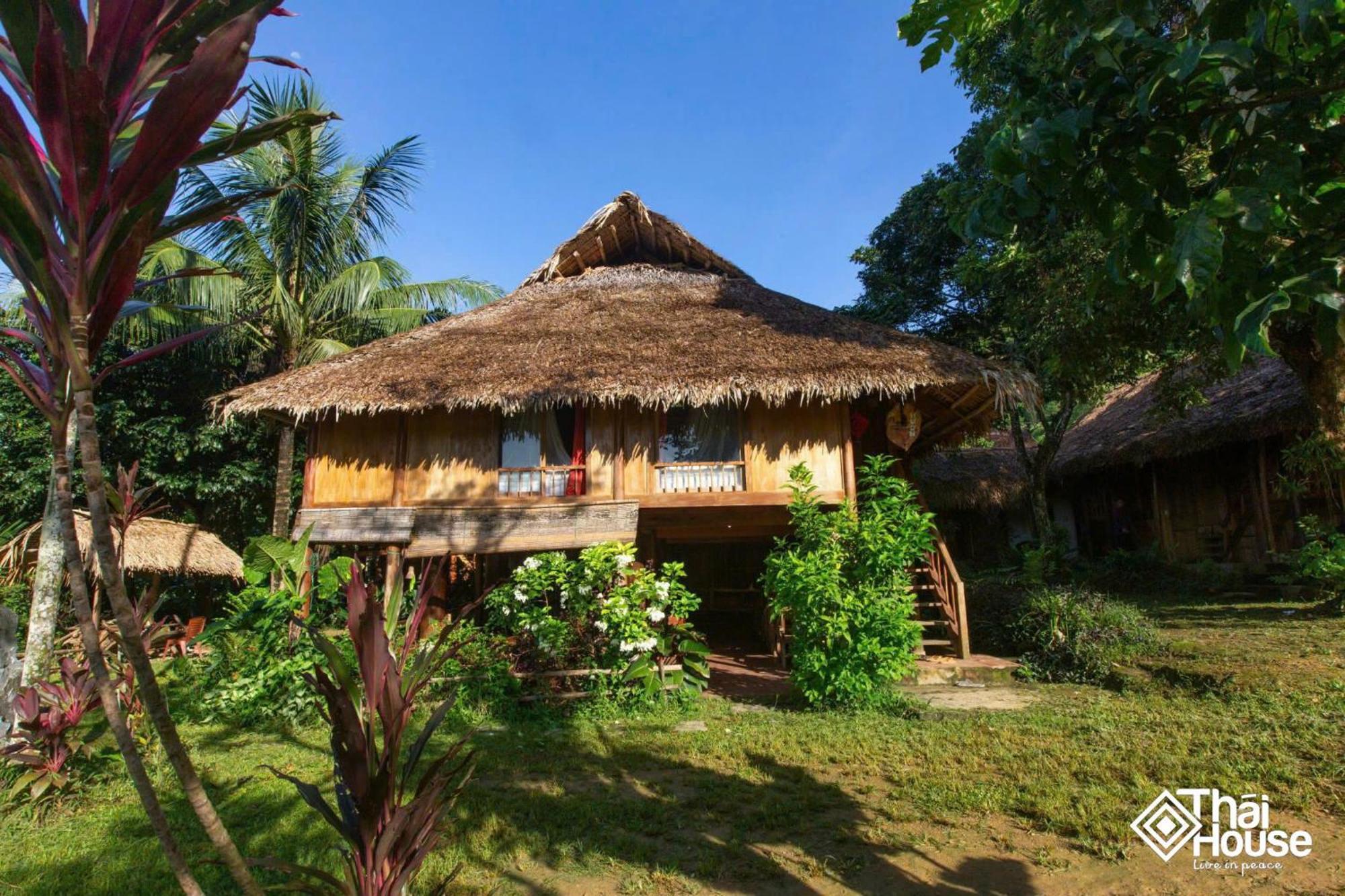 Thai House Pu Luong - Century Old Stilt House With Terrace Views Huong Ba Thuoc エクステリア 写真
